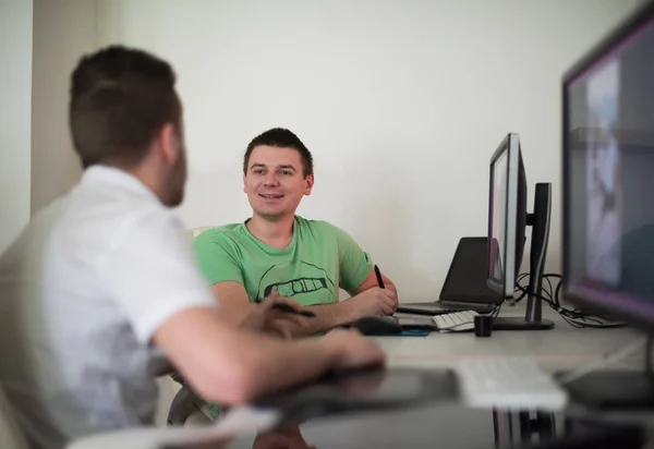 Eine Gruppe von Grafikern bei der Arbeit — Stockfoto