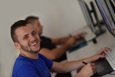 Grafik tasarımcısı iş başında