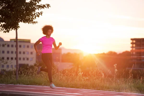 屋外ジョギング若いアフリカ系アメリカ人の女性 — ストック写真