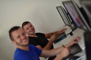 Dijital tablet ve bilgisayar üzerinde çalışan genç grafik tasarımcısı