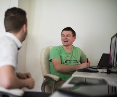 bir grup grafik tasarımcı iş başında