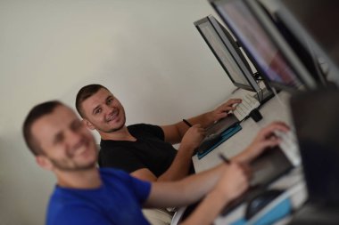 Grafik tasarımcısı iş başında