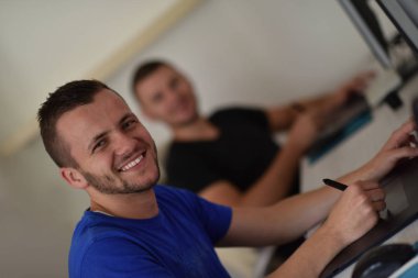 Grafik tasarımcısı iş başında