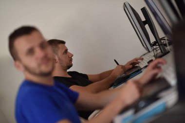 Grafik tasarımcısı iş başında