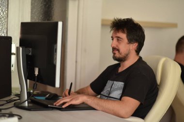 ofiste grafik tasarımcı