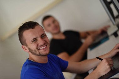 Dijital tablet ve bilgisayar üzerinde çalışan genç grafik tasarımcısı