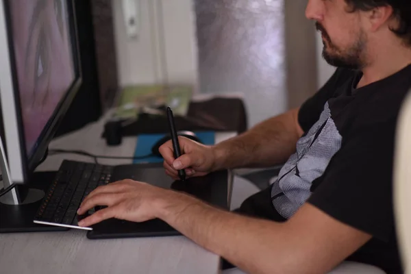 Dijital Tablet Bilgisayar Üzerinde Çalışan Genç Grafik Tasarımcısı — Stok fotoğraf