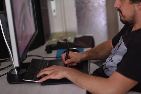 Νέος Γραφίστας Που Εργάζεται Ένα Ψηφιακό Tablet Και Έναν Υπολογιστή — Φωτογραφία Αρχείου