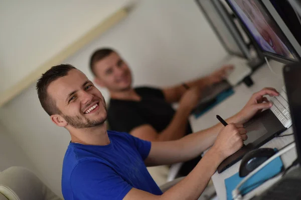 Joven Diseñador Gráfico Trabajando Una Tableta Digital Ordenador — Foto de Stock