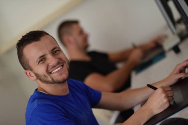 Grafik tasarımcısı iş başında