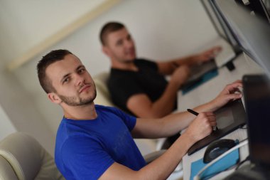 Grafik tasarımcısı iş başında