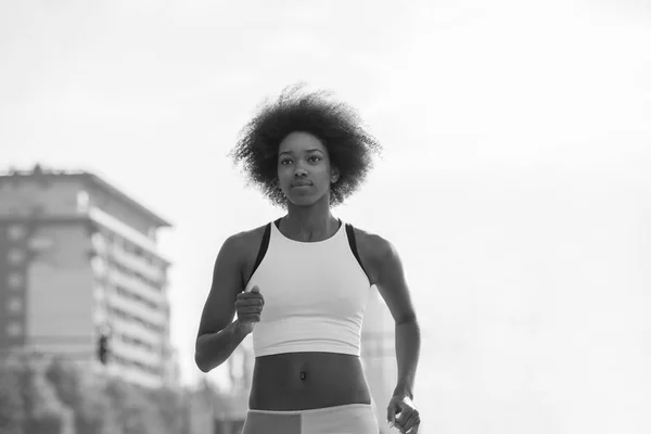 Retrato de la joven afroamericana deportiva corriendo al aire libre — Foto de Stock