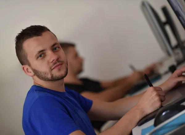 Joven Diseñador Gráfico Trabajando Una Tableta Digital Ordenador —  Fotos de Stock