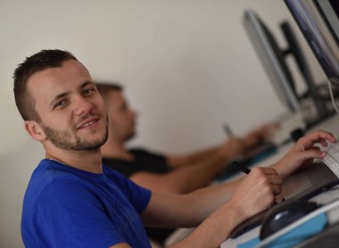 Dijital tablet ve bilgisayar üzerinde çalışan genç grafik tasarımcısı