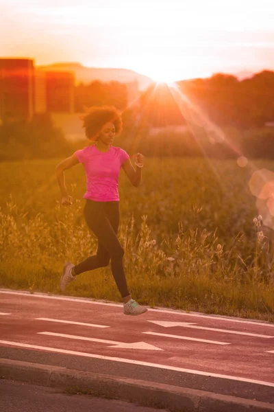 Una joven afroamericana corriendo al aire libre —  Fotos de Stock