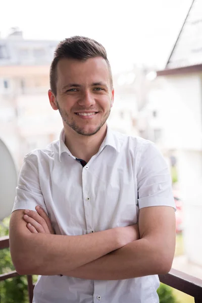 Junger Eleganter Modemann Steht Mit Verschränkten Armen Balkon Und Lächelt — Stockfoto