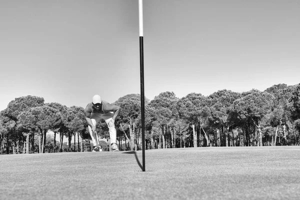 Jogador de golfe bater tiro com clube no curso — Fotografia de Stock