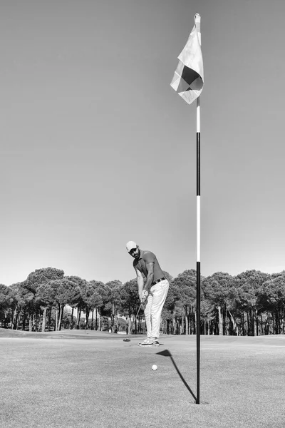 Golfspieler prallt mit Schläger auf Golfplatz — Stockfoto