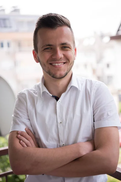 Junger Eleganter Modemann Steht Mit Verschränkten Armen Balkon Und Lächelt — Stockfoto