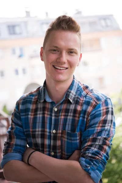 Man die op balkon — Stockfoto