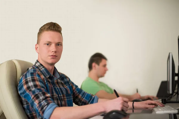 Eine Gruppe von Grafikern bei der Arbeit — Stockfoto