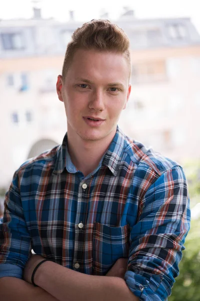 Jonge Elegante Mode Man Die Balkon Met Gekruiste Armen Lachend — Stockfoto