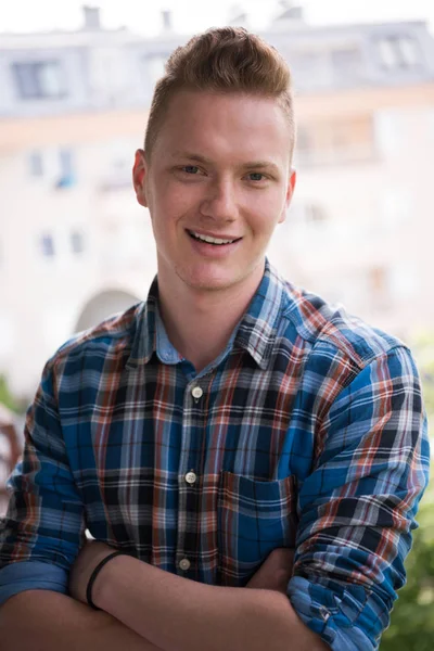 Jonge Elegante Mode Man Die Balkon Met Gekruiste Armen Lachend — Stockfoto