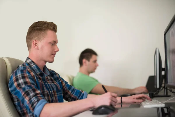 Eine Gruppe von Grafikern bei der Arbeit — Stockfoto