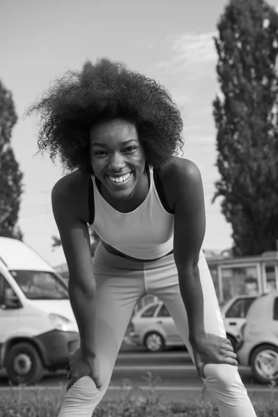 Joven mujer afroamericana corriendo al aire libre —  Fotos de Stock