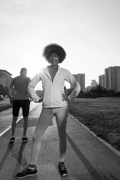 Retrato de esportiva jovem afro-americana correndo ao ar livre — Fotografia de Stock