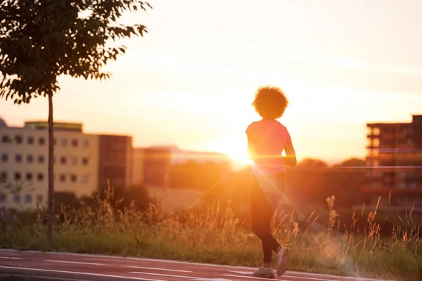 Una giovane donna afroamericana che fa jogging all'aperto — Foto Stock