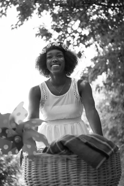Νεαρός αφρικανική αμερικανική γυναίκα οδήγηση ενός ποδηλάτου στο δάσος — Φωτογραφία Αρχείου
