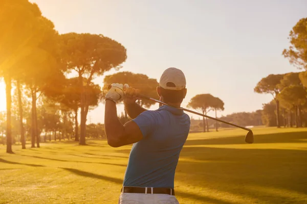 Golfspieler schlägt Schlag mit Schläger ein — Stockfoto