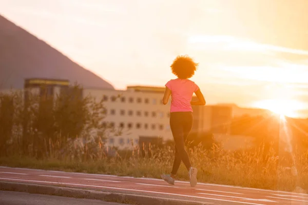 Una giovane donna afroamericana che fa jogging all'aperto — Foto Stock