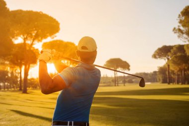 golf oyuncu kulübü ile atış isabet