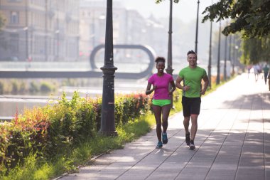 genç çok ırklı çift şehirde koşu