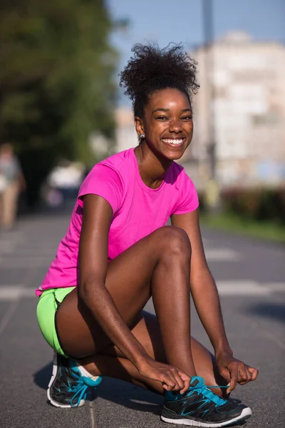 Afro-americano mulher corredor apertando sapato laço — Fotografia de Stock