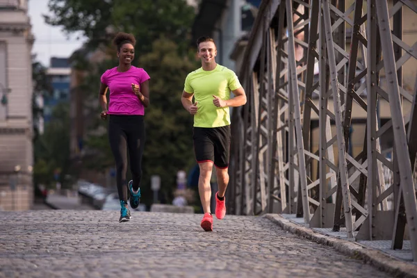 Jogging en couple multiethnique dans la ville — Photo