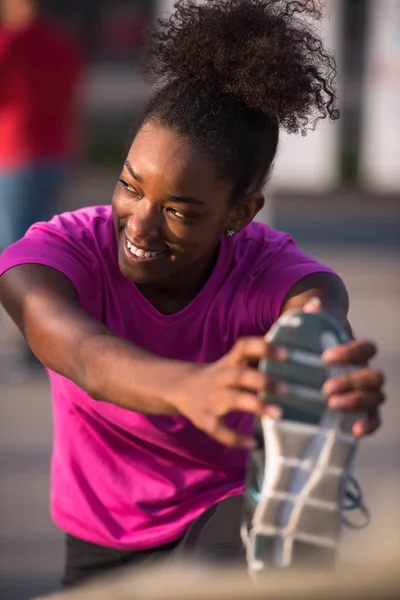 African American woman gör uppvärmning och stretching — Stockfoto