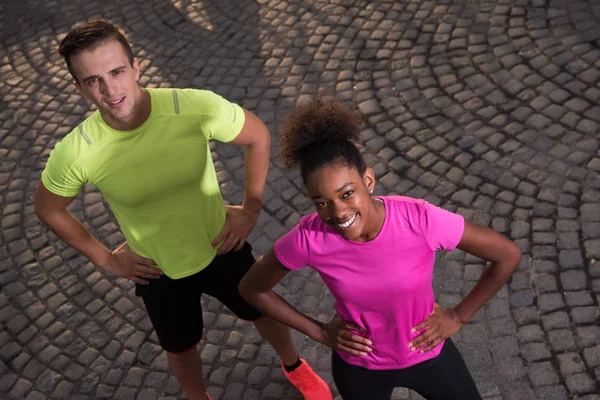 Portrait d'un jeune couple multiethnique faisant du jogging en ville — Photo