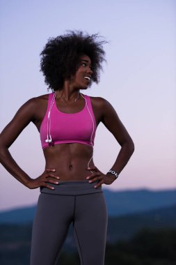 doğada koşu Afrikalı-Amerikalı kadın portresi
