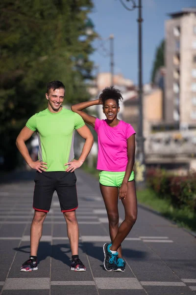 Retrato de jovem casal jogging multiétnico pronto para correr — Fotografia de Stock