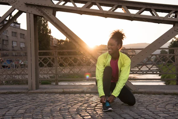 Афро-американських жінка бігун жорсткість взуття мережива — стокове фото