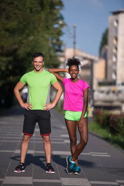 Retrato de jovem casal jogging multiétnico pronto para correr — Fotografia de Stock