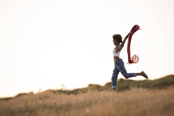 Menina negra dança ao ar livre em um prado — Fotografia de Stock