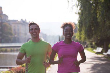 genç çok ırklı çift şehirde koşu