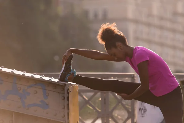 Afro-americano mulher fazendo aquecimento e alongamento — Fotografia de Stock