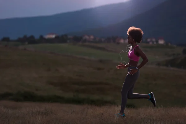 Joven afroamericana mujer corriendo en la naturaleza —  Fotos de Stock