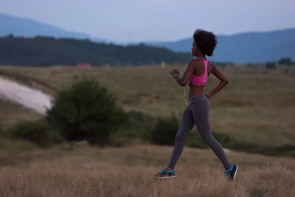 Giovane donna afro-americana che fa jogging nella natura — Foto Stock