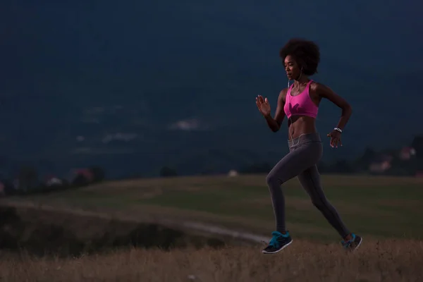 Giovane donna afro-americana che fa jogging nella natura — Foto Stock